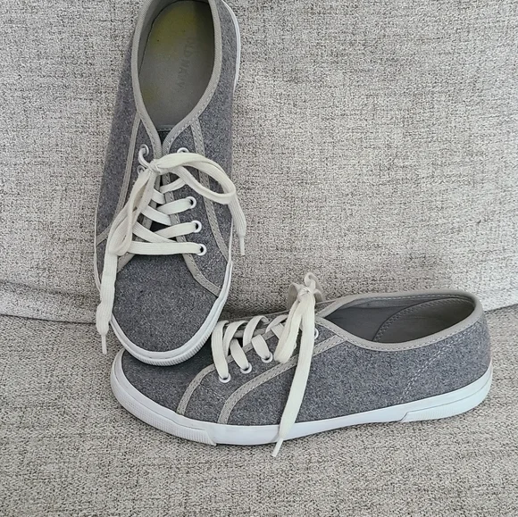 Old Navy Womens Gray Sneaker size 9 - Picture 2 of 3